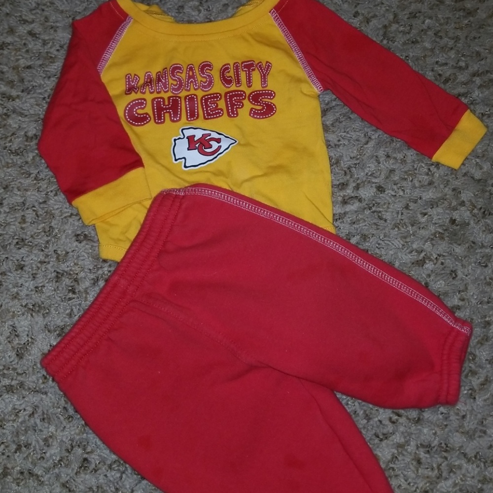 CHIEFS outfit. 💛❤💛❤